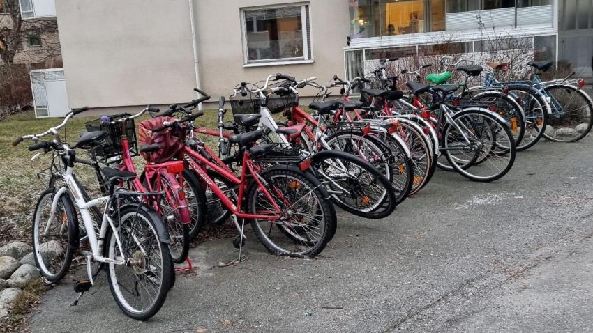 Cyklar utanför  port 12 behöver flyttas.