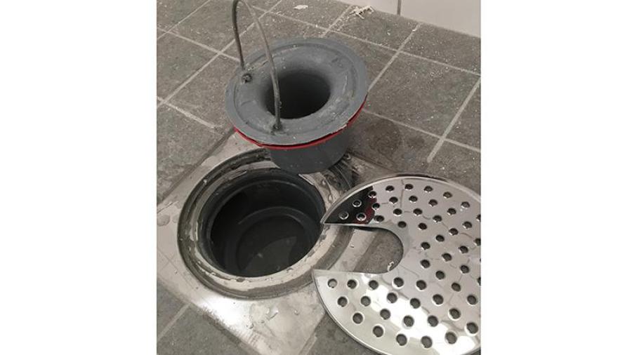 Lyft ur korgen och tvätta/rensa rent korgen. Sätt tillbaka korgen  i brunnen när du är klar.